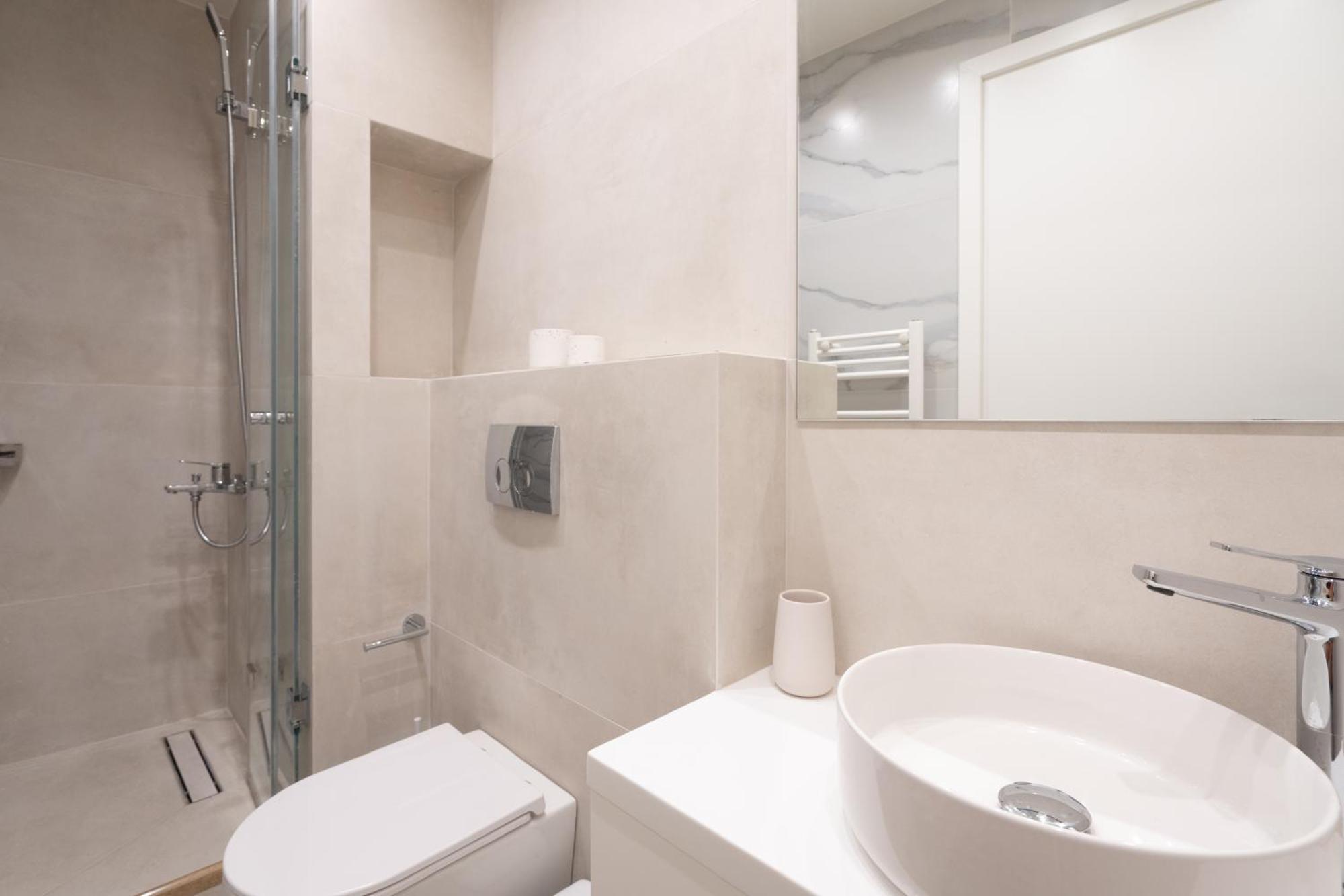 Newly Renovated 2 Bedroom Apartment, 5Min To Metro 아테네 외부 사진