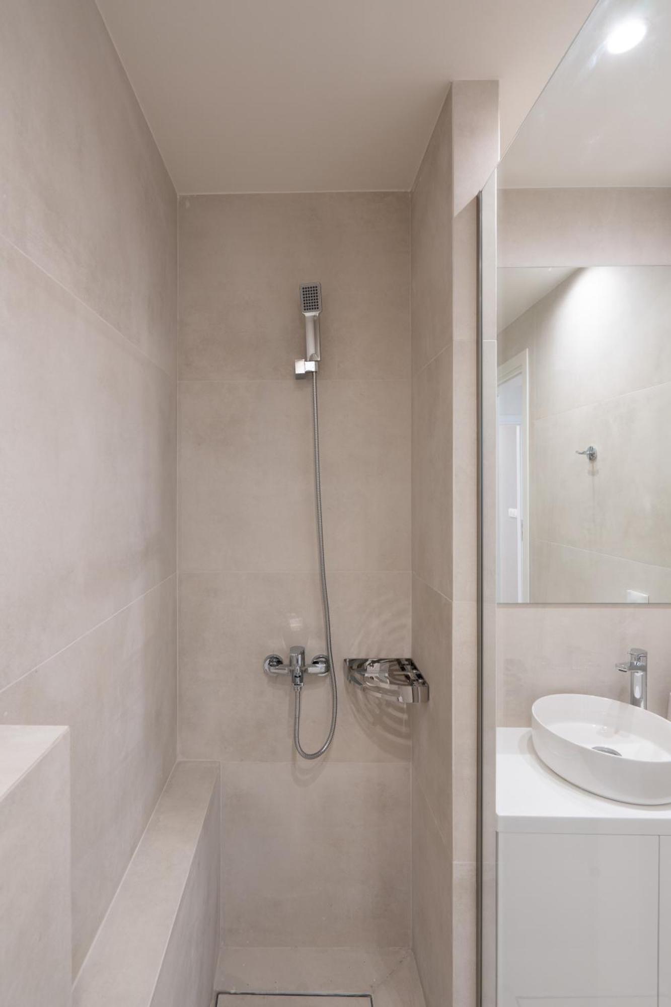 Newly Renovated 2 Bedroom Apartment, 5Min To Metro 아테네 외부 사진